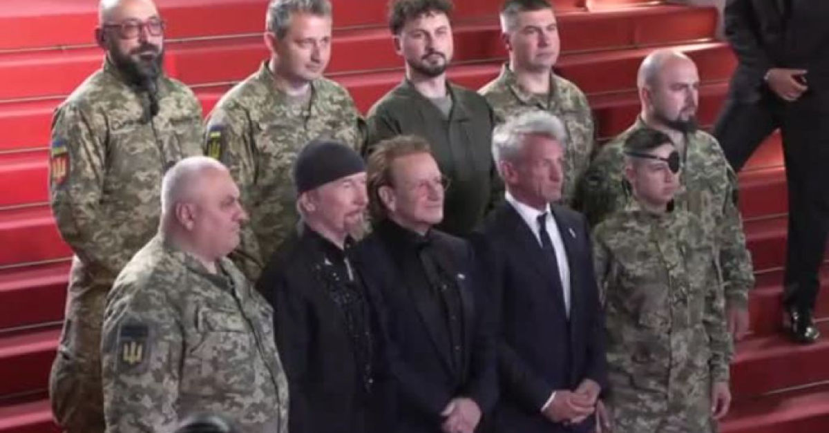 Cannes: Bono, Sean Penn e un Incontro Inaspettato con i Militari Ucraini sul Red Carpet – Il Documentario che Sta Scuotendo il Festival