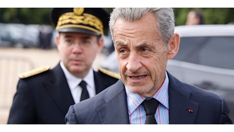 Sarkozy condannato a 3 anni, 1 con braccialetto elettronico