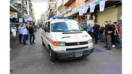 Libano, nuove esplosioni a Beirut: colpiti ancora cercapersone e walkie-talkie di Hezbollah - I video