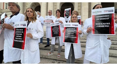 Medici manifestano su scalone ospedale Cardarelli a Napoli