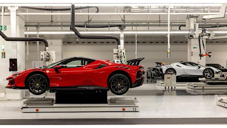 Viaggio nella fabbrica della Ferrari elettrica: «Qui si costruiscono le Rosse del futuro». Le foto