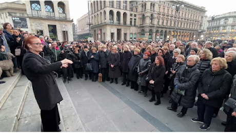 Piazza Duomo, il Coro degli Stonati intona a bocca chiusa la Madama Butterfly nel centenario esatto della morte di Giacomo Puccini