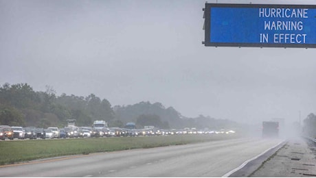 Uragano Milton raggiunge le coste della Florida: autostrade in tilt, disposti voli extra per evacuare la popolazione