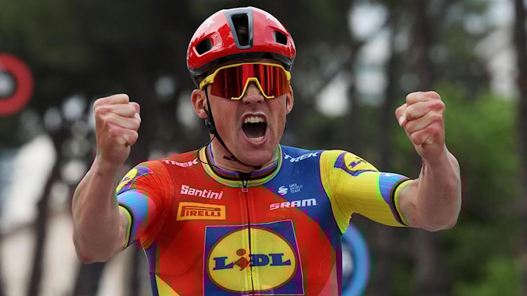 Giro, Pedersen vince a Tirana: al danese la prima maglia rosa. Landa cade e si ritira - la Repubblica Giro, Pedersen vince a Tirana: al danese la prima maglia rosa. Landa cade e si ritira - la Repubblica