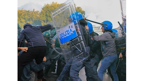 Estrema sinistra e centri sociali. E tra i manifestanti c'è Potere al popolo