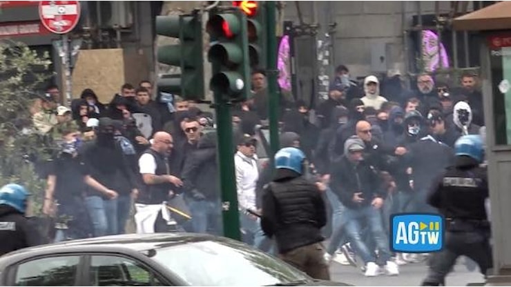 Lancio di sassi, lacrimogeni, cariche della polizia: gli scontri a Ponte Milvio prima del derby Lazio-Roma - Corriere della Sera Lancio di sassi, lacrimogeni, cariche della polizia: gli scontri a Ponte Milvio prima del derby Lazio-Roma - Corriere della Sera