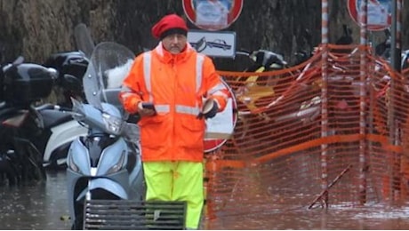 Il maltempo flagella la Liguria. Fiumi esondati, frane e strade chiuse, studenti bloccati nelle scuole