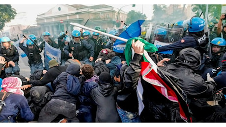 Piazza blindata per i pro Palestina Sassi e bomboni, poi il corteo si fa