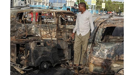 Autobomba a Mogadiscio: almeno 9 morti nell'esplosione vicino a un bar
