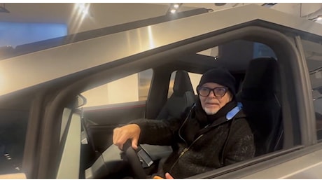 Vasco Rossi a bordo della Tesla, la recensione: «Ideale per caricare olive, pere cotte... o fucili mitragliatori»