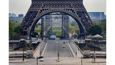 Parigi, Torre Eiffel evacuata per un cortocircuito a un ascensore