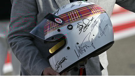 Schumacher firma il casco di Jackie Stewart che andrà all’asta per beneficenza: a aiutarlo la moglie