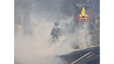 In fiamme capannone a Reggio Calabria, disagi nelle vicinanze, evacuate 40 famiglie