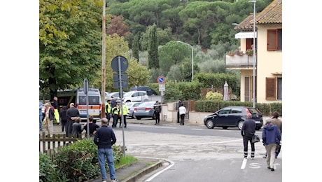 Donna trovata morta in un negozio: colpi di arma da fuoco. Nipote barricato in casa