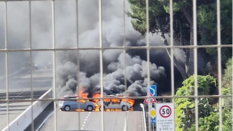 Assalto armato a un portavalori sulla statale 16 tra Brindisi e Lecce, spari e auto in fiamme: paura tra gli automobilisti