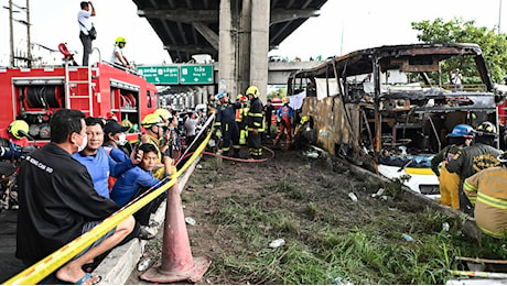 Strage di bambini in Thailandia: bus di studenti a fuoco, 25 morti