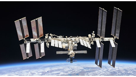 Satellite russo si frantuma in 100 detriti: gli astronauti dell'Iss costretti a mettersi al riparo