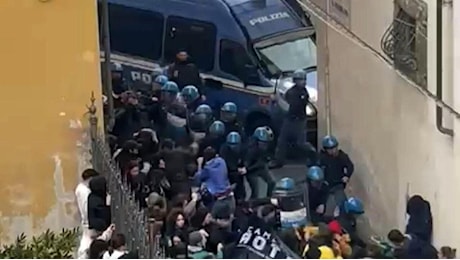 Studenti manganellati a Pisa durante il corteo per la Palestina, tredici i poliziotti indagati