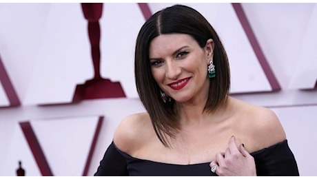 Laura Pausini a Verissimo: «Quando mi hanno chiamato per Sanremo pensavo fosse morto qualcuno a casa. Vi racconto il mio matrimonio segreto»