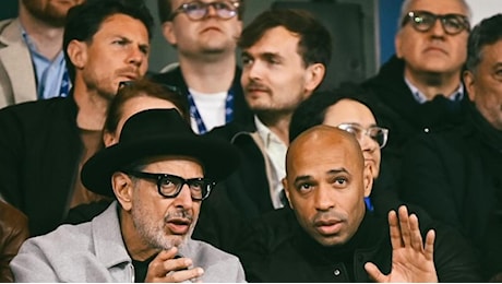 Lo stadio di Como sempre più vip: in tribuna parata di star, da Jeff Goldblum a Thierry Henry