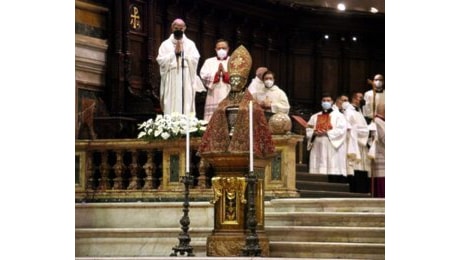 San Gennaro, sospiro di sollievo: il sangue si è sciolto alle 17,43. Il miracolo conquista i social