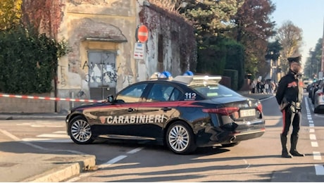 Rapina a mano armata ai danni di un money transfer: uomo ferito a una mano, bandito in fuga