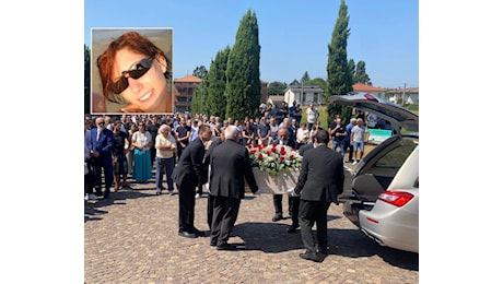 Omicidio Sharon Verzeni, oggi i funerali. Il parroco: “La mano di Caino ha colpito ancora”