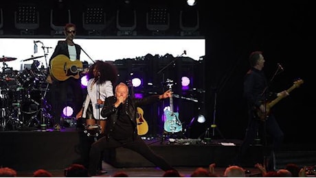 Simple Minds, il rock non invecchia: Jim Kerr infiamma il pubblico di Roma