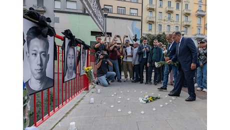 Milano ricorda i tre ragazzi morti nel rogo dello showroom in via Cantoni: “Individuare i responsabili