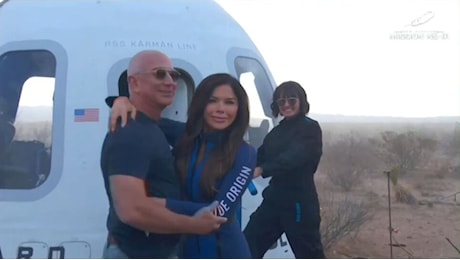 Blue Origin, l'abbraccio di Bezos e futura moglie dopo l'atterraggio