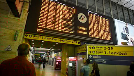 Sciopero ferrovie, adesione al 90%: caos in stazioni e ritardi e cancellazioni di treni