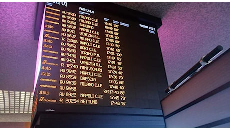 Treni, incendio a Orvieto blocca la linea Alta Velocità: caos a Roma Termini, ritardi fino a due ore