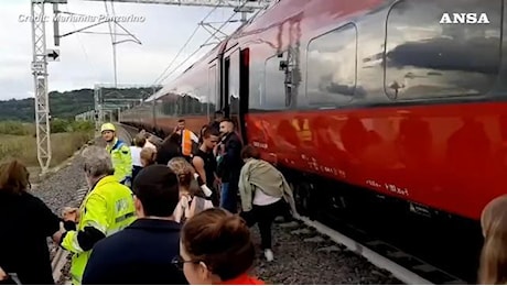 Treno Italo si blocca a Orte, passeggeri sui binari