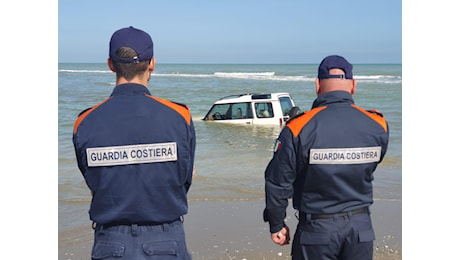 Guada la foce del fiume con il fuoristrada e resta intrappolato