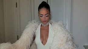 Elodie al Milano Pride sfida il caldo in pelliccia: il look bianco nasconde un omaggio iconico