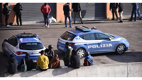 Padova, nigeriano aggredisce due poliziotti con un'enorme ascia in pieno centro: un'agente gli spara alle gambe