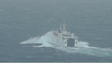 Mare agitato nel golfo di Napoli, la difficile traversata della nave da Capri