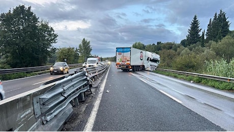 Camion si intraversa in Fi-Pi-Li: chiuso tratto tra Lastra e Ginestra, code e disagi per i pendolari