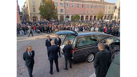 Rabbia e dolore, Piazza Duomo gremita per l’ultimo saluto ad Aurora. Il vescovo: “Strappata una piantina piena di boccioli” – VIDEO