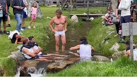 Bologna a Valles, il tifoso fa il bagno nel fiume coi giocatori