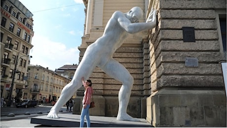 I 'giganti' di Emanuele Giannelli in mostra a Pietrasanta: ecco The Watcher