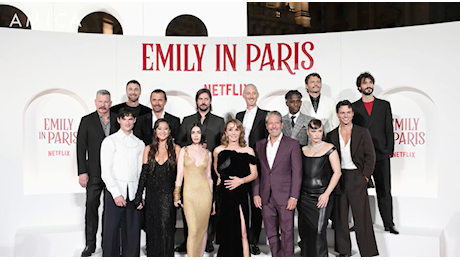 Lily Collins, Raoul Bova e tutto del cast di “Emily in Paris” a Roma