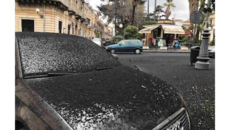 Catania, Comune: Già raccolto dalle strade il 40% della cenere vulcanica