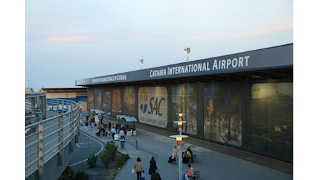 Etna, sospesi tutti i voli all’aeroporto di Catania