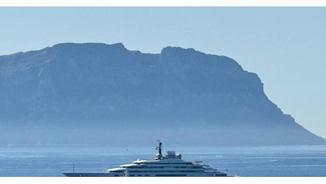 In Costa Smeralda gli yacht dei tre uomini più ricchi al mondo: Jeff Bezos, Bernard Arnault e Bill Gates