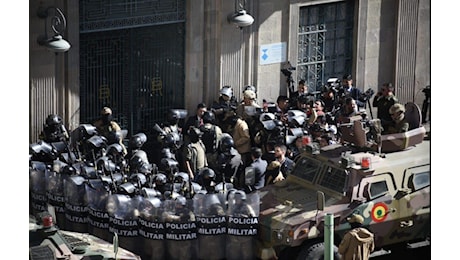Colpo di Stato in Bolivia, l'esercito fa irruzione con un blindato nel palazzo del governo a La Paz