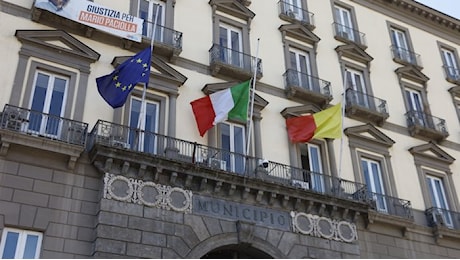 Morte e distruzione a Scampia, bandiere a mezz'asta al Comune di Napoli