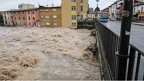 Forti piogge, il Serio in piena: chiuso il ponte a Seriate. Chiusa la statale 42 tra Pianico e Costa Volpino - Foto e video