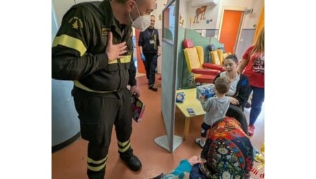 Vigili del fuoco consegnano doni al reparto oncologico pediatrico dell'Umberto I