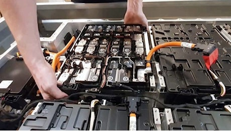 Batterie auto elettriche, entro il 2026 la sostituzione potrebbe costare la metà